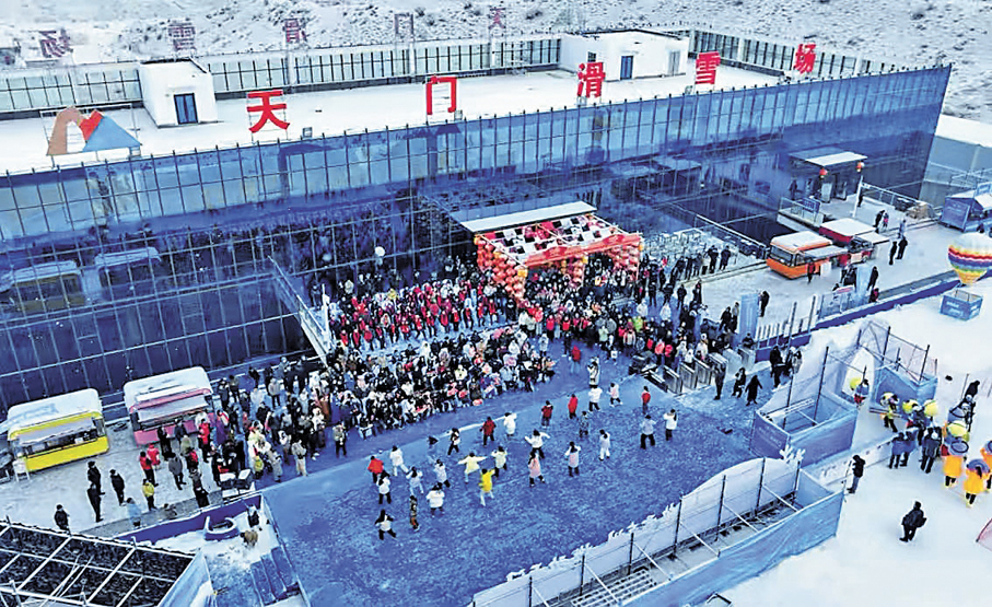 ●南疆今年建成運營的阿圖什天門景區滑雪場。