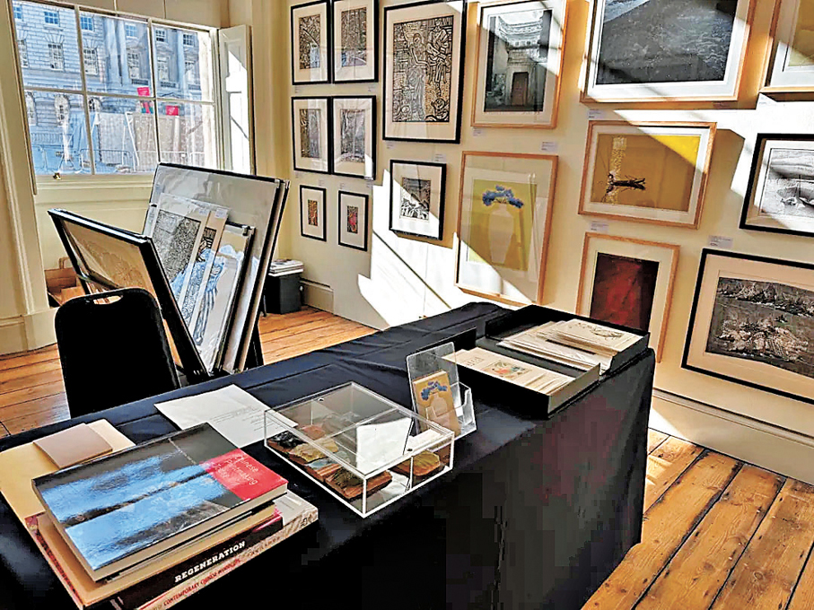 ●英國木版教育信託是倫敦原創版畫博覽會上唯一一個展售中國版畫的展場。受訪者供圖