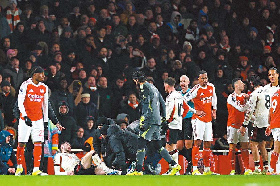 ●在未知巴特利（左二）傷勢嚴重下，馬天尼利（右三）仍在和對手爭論。  美聯社