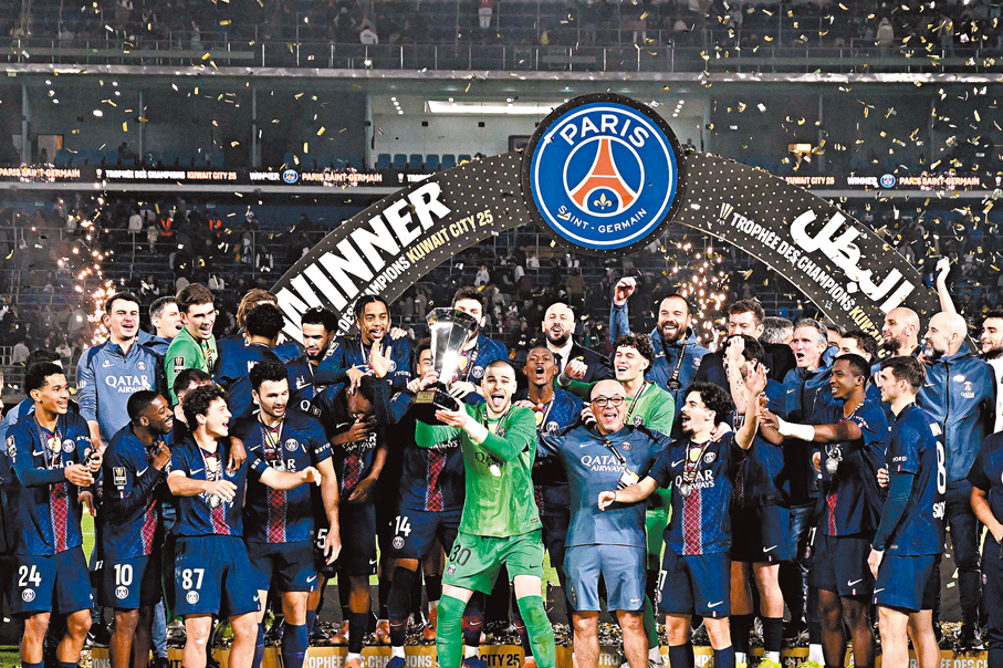 ●PSG門將捷華利亞舉盃慶祝。  法新社