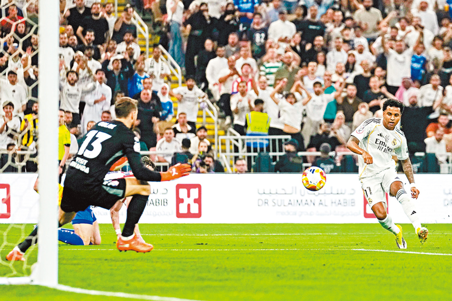 ●皇馬鋒將洛迪高高斯（右）在比賽中攻門。  美聯社