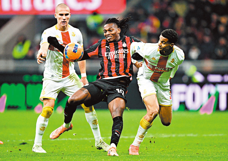 ●拉菲爾利亞奧（中）在比賽中。 路透社