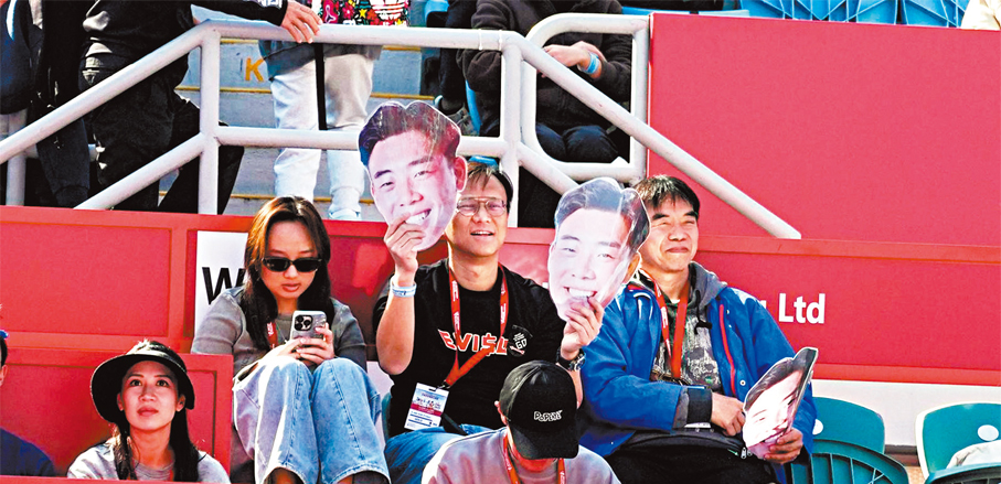 ●球迷舉起Coleman大頭相，為港將打氣。