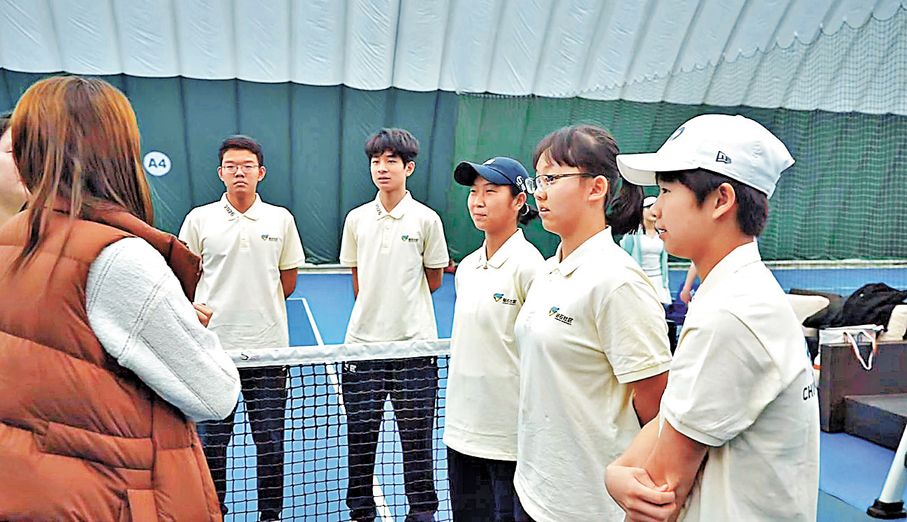 ●六位中網球童昨啟程前往澳洲。 香港文匯報記者蘇雨潤  攝