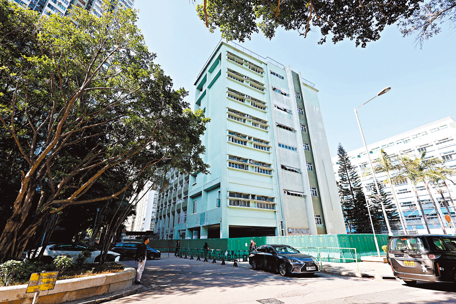 ●大埔富善邨空置校舍（前中華基督教會基正小學）正在日以繼夜開工翻新。香港文匯報記者黃艾力  攝