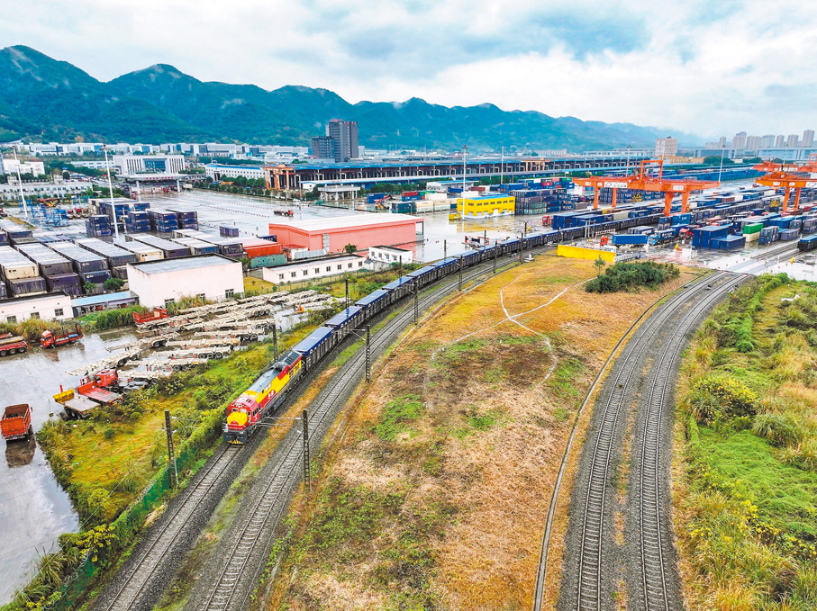 ●元旦假期，一列滿載「重慶造」電子產品、汽摩零部件等的班列，從團結村中心站出發，通過陸海新通道出口至南亞 。 香港文匯報重慶傳真