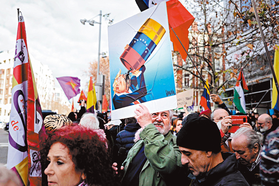 ●西班牙民眾嘲諷美國為石油侵略委內瑞拉。 法新社