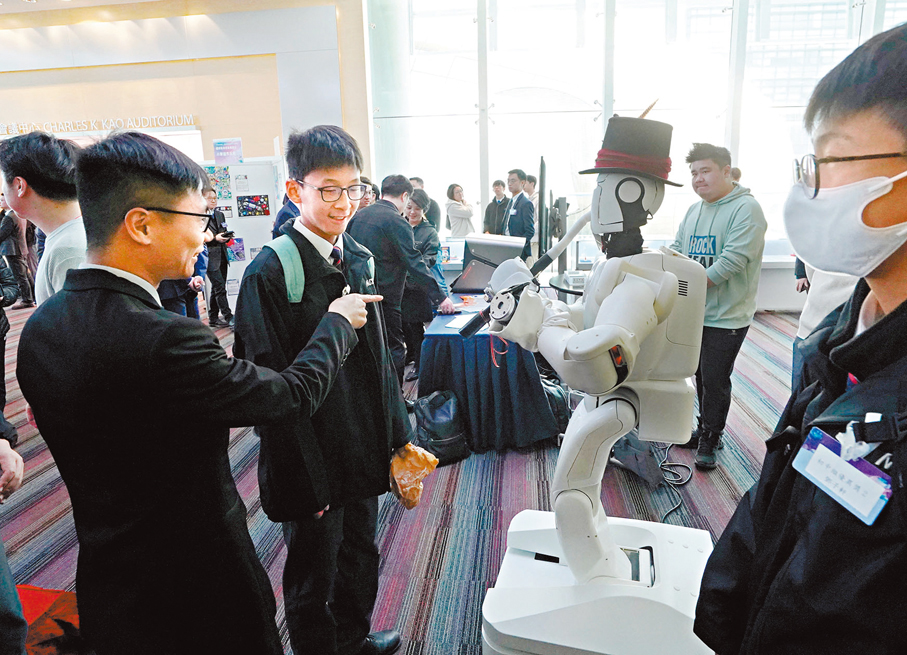 ●師生圍觀吹笛子機器人。 香港文匯報記者曾興偉  攝