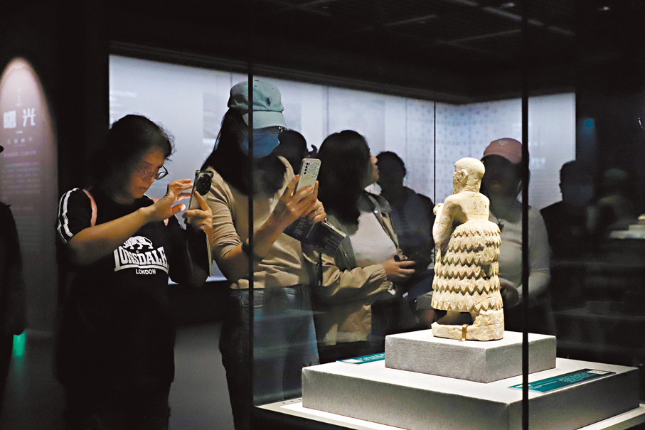 ●觀眾在欣賞青銅時代早期的祭拜者雕像。