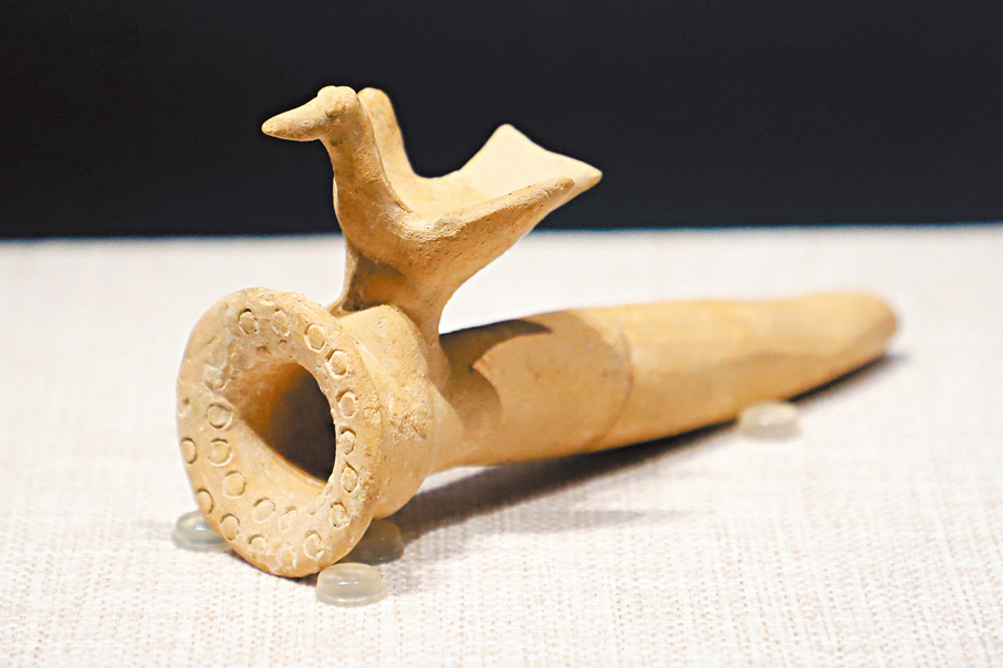 ●青銅時代早期鳥形眼線膏容器