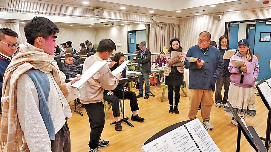 ●一眾演員在操曲排戲。