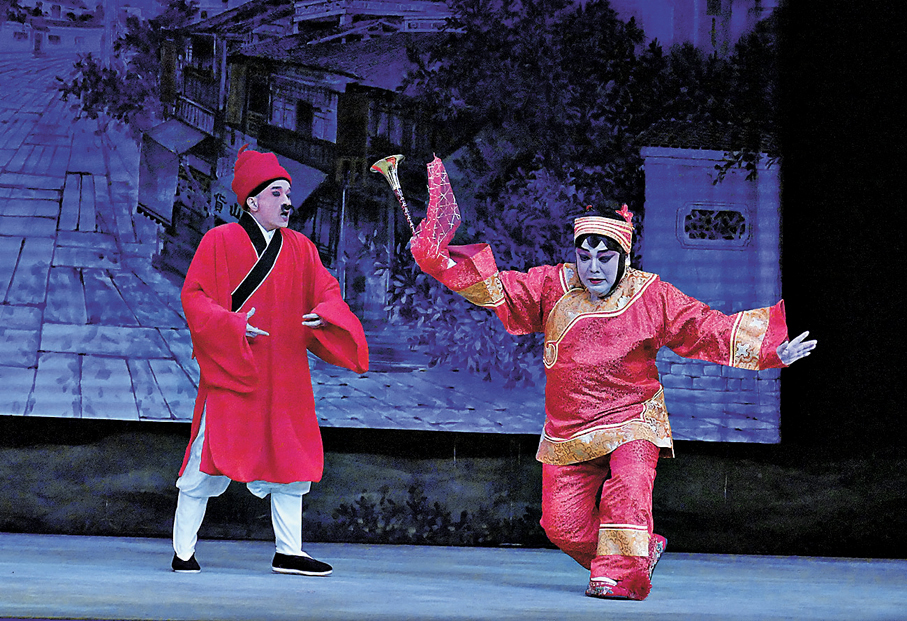 ●由符樹旺飾演董代、梁煒康反串董大嫂演《拉郎配之搶笛》。