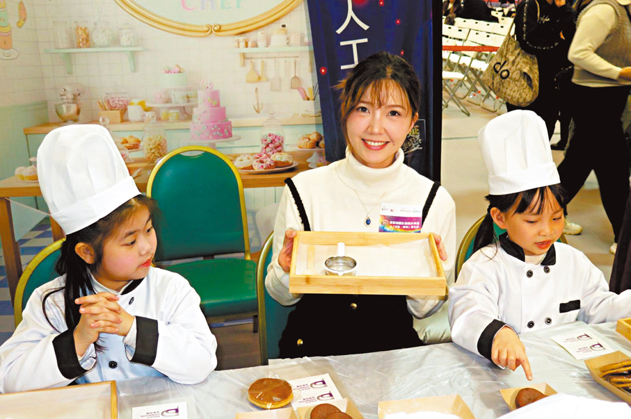 ●吳若希昨日在活動上與小朋友製作包點。 香港文匯報記者阿祖 攝