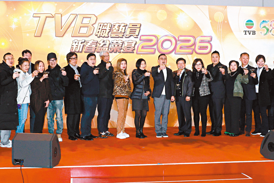 ●TVB行政主席許濤率眾高層舉杯祝酒。 香港文匯報記者北山彥  攝
