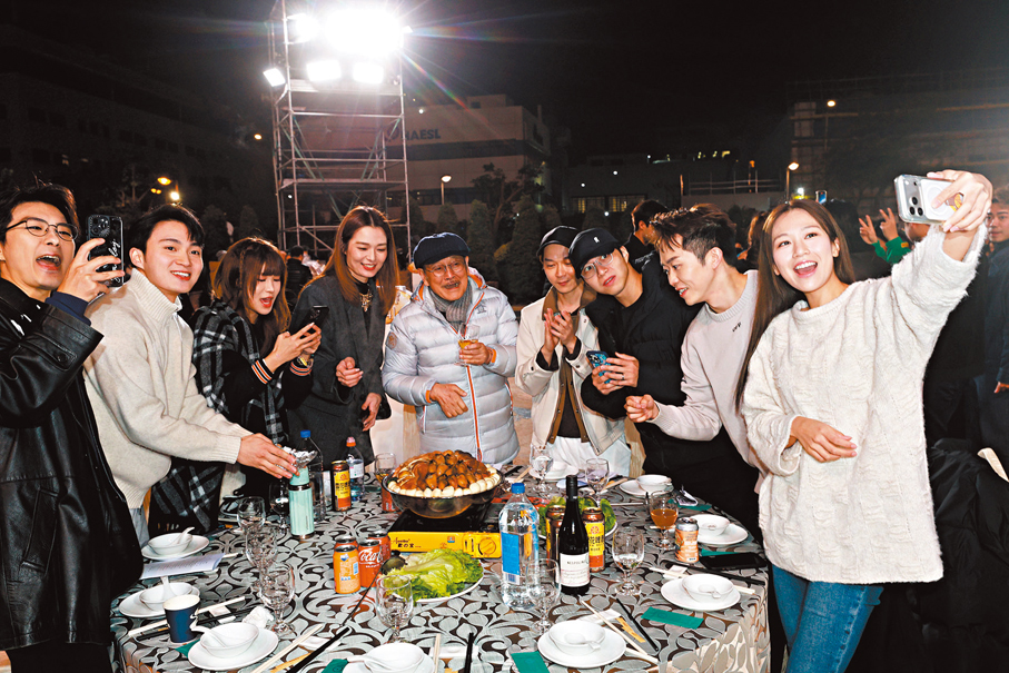 ●何沛珈拿手機與同事自拍。香港文匯報記者北山彥 攝