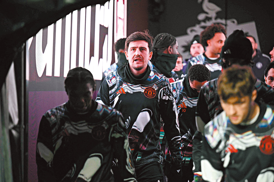 ● 馬古尼（中）傷癒回歸，令曼聯後防添強心針。資料圖片