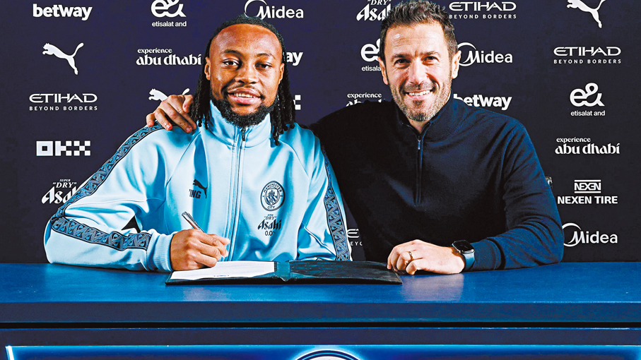 ●施美安（左）與曼城簽約五年半。曼城官網圖片