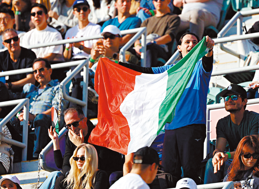 ●球迷揮舞意大利國旗支持姆錫迪。