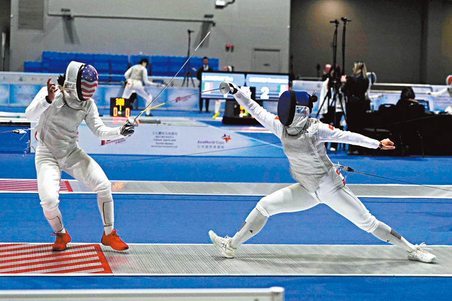 ●陳諾思（右）被美國劍手施古絲反勝。 香港文匯報記者張發兒  攝