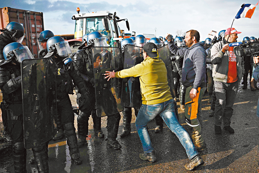 ●法國農民示威反對歐盟決定，與警方推撞。 法新社