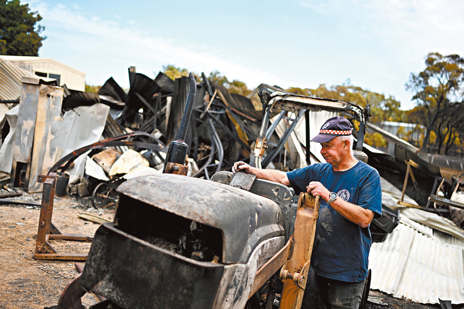 ●災民在淪為廢墟的家園執拾細軟。 路透社