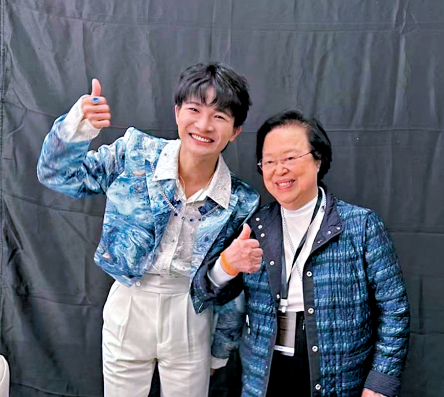 為多謝周深（左），譚惠珠（右）有次趁演唱會期間，到後台探班。 受訪者供圖