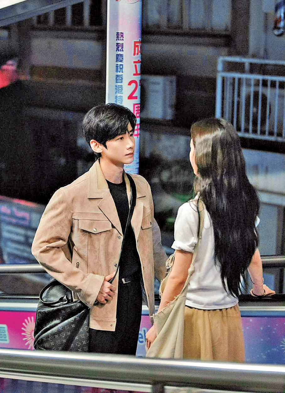 劇中白敬亭在扶手電梯向章若楠表白。