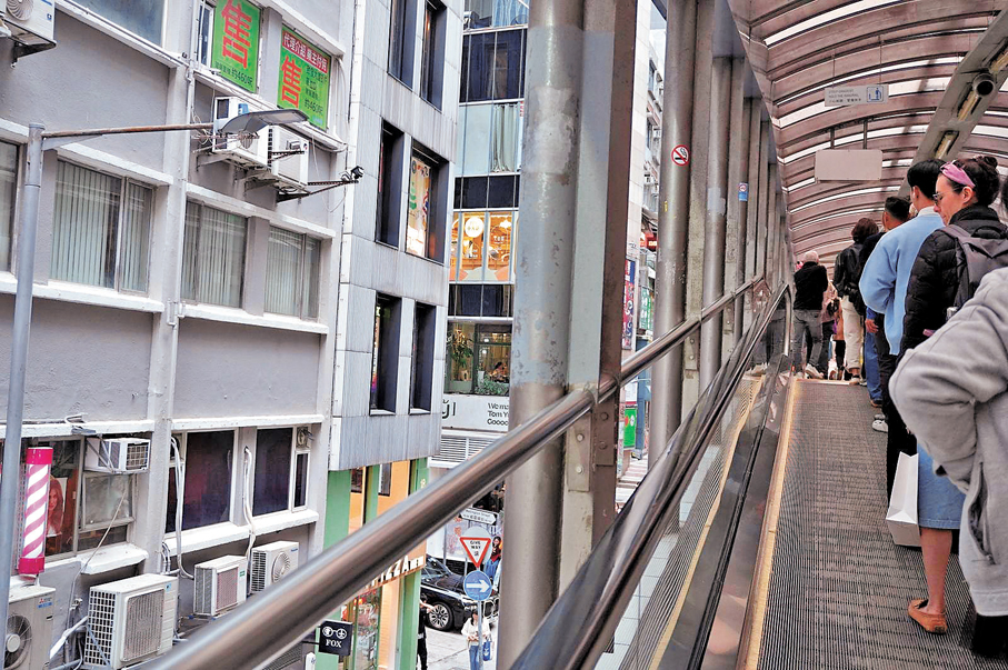 中環半山扶手電梯是全世界最長的戶外有蓋扶手電梯。