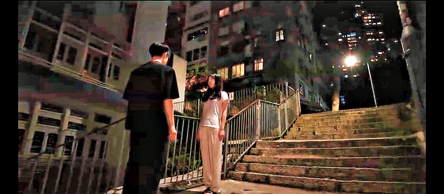 《櫻桃琥珀》男女主角站在水池巷樓梯上對戲。