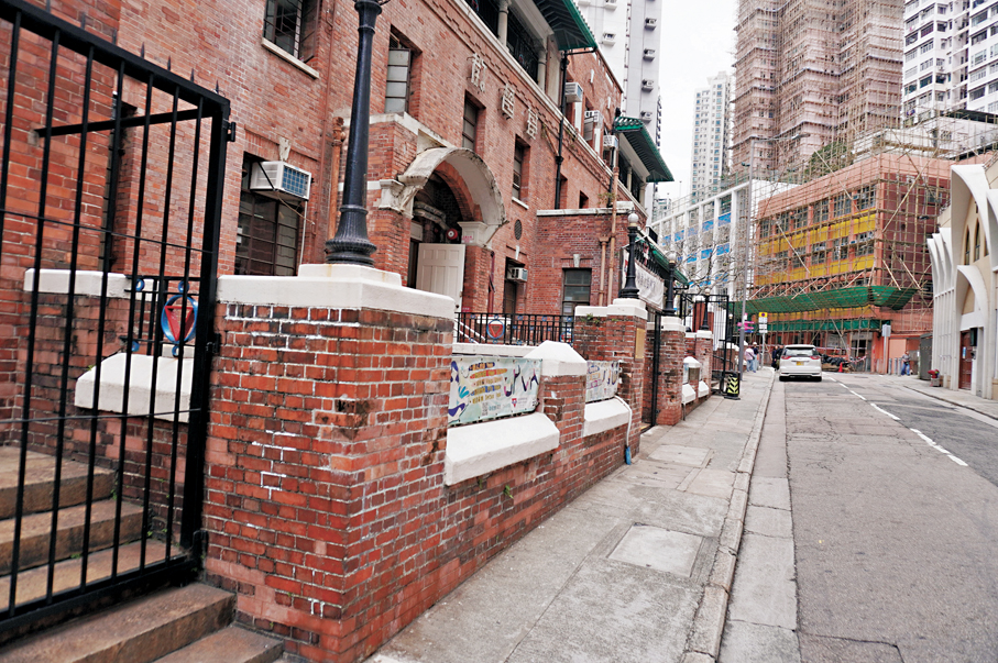 中華基督教青年會必列者士街會所是中西融合建築的例子。