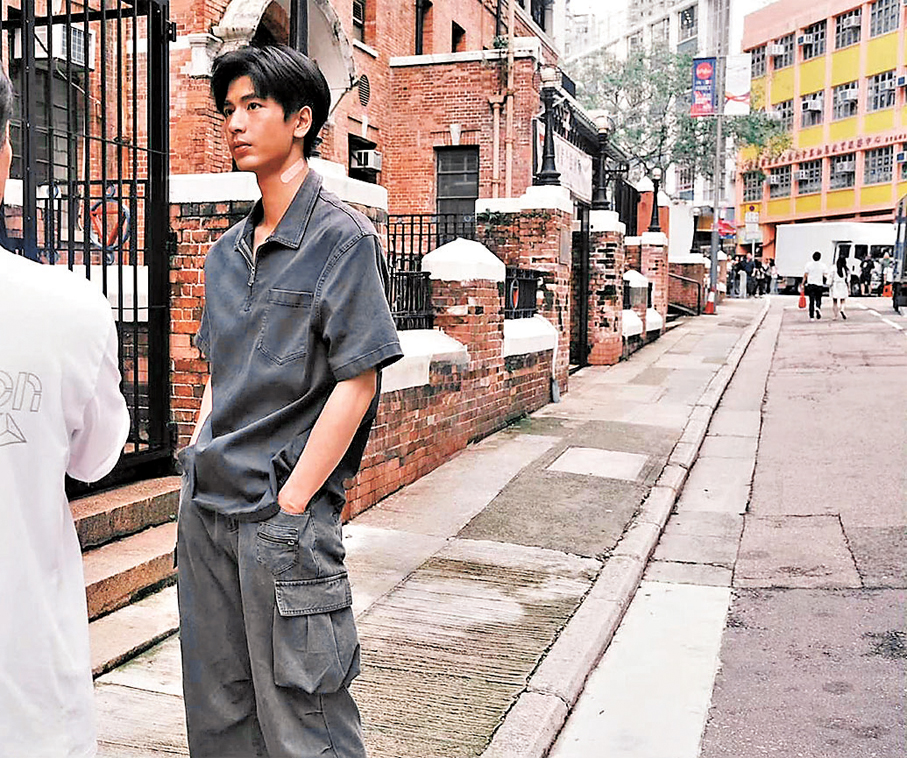 張凌赫在必列者士街拍攝。