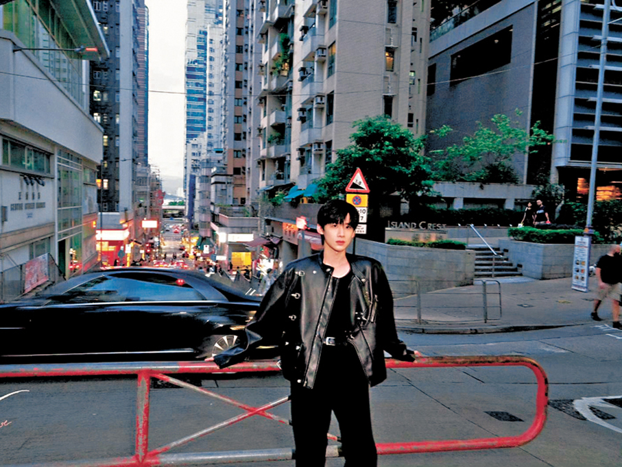 白敬亭在西營盤打卡。