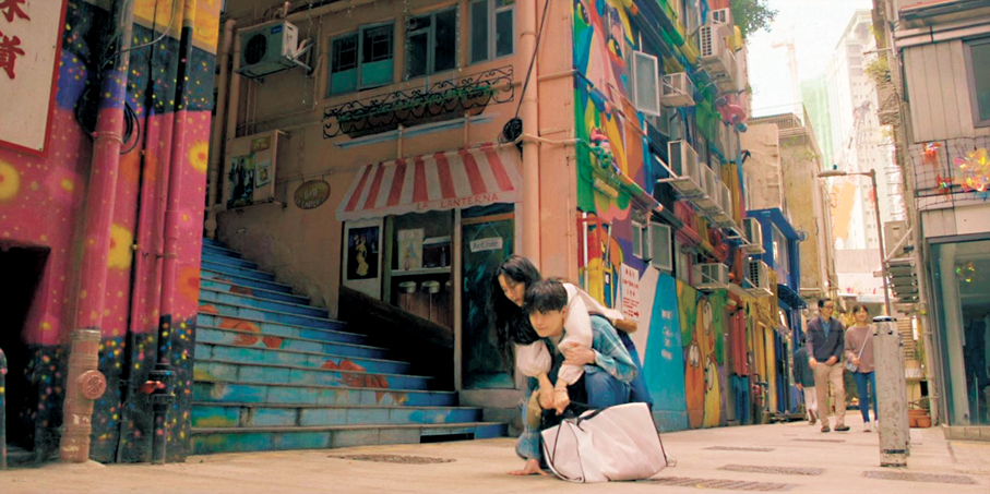 李鍾碩在藝里坊背起文佳煐。