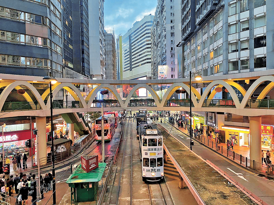 怡和街天橋是香港唯一一條環型設計的天橋。