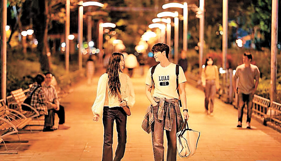 李鍾碩與文佳煐漫步維園。