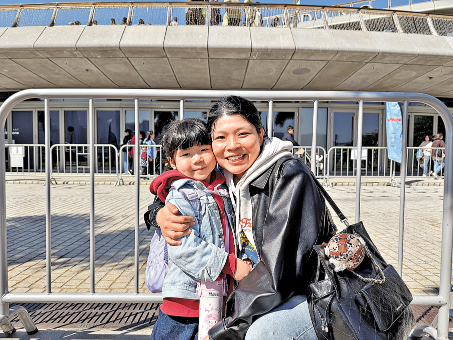 ●Kayan和女兒Aurora。香港文匯報記者崔瀅  攝