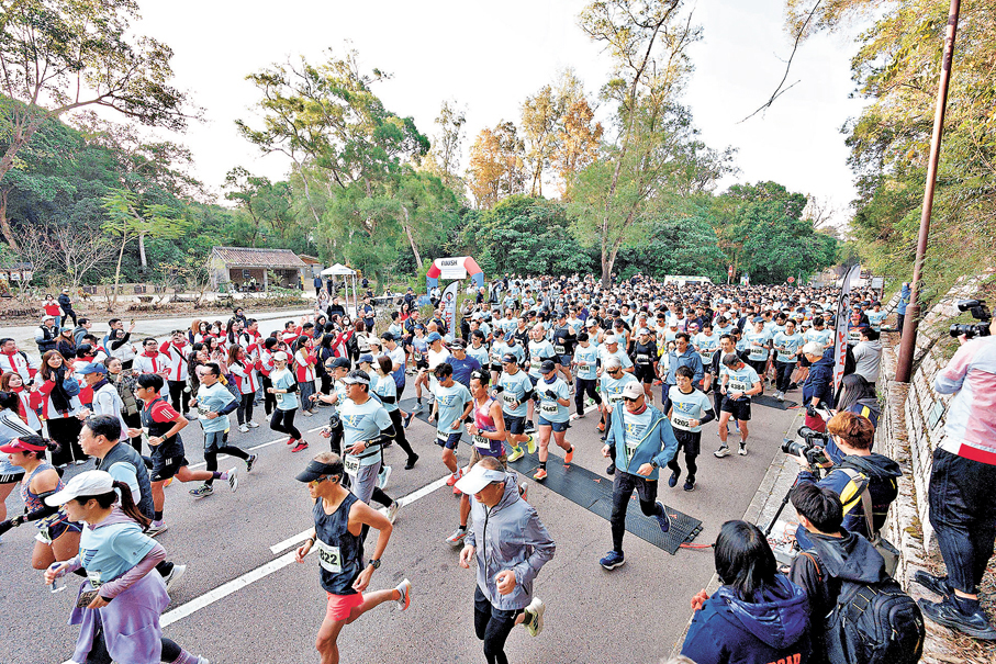 ●逾千名跑手熱心參與，為公益金籌募善款。