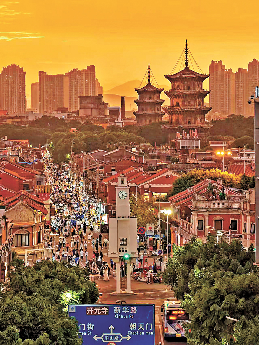 ●高鐵香港段將直通泉州東站等站點。圖為泉州街頭人頭湧動。 資料圖片