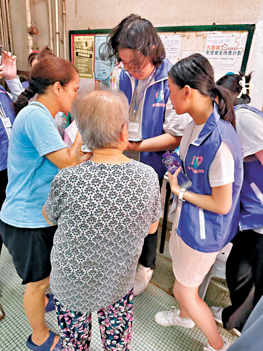 ●土瓜灣北關愛隊隊員協助受益豐大廈停電事故影響的居民。 作者供圖