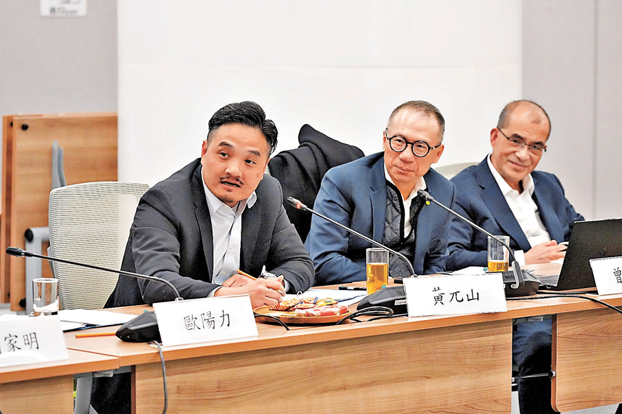 ●黃元山（左）在會上分析近3年施政報告背後具連貫性的戰略布局。 特首政策組供圖