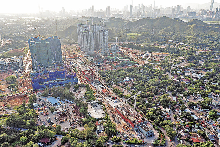 ●陳茂波表明會借助市場力量，以支持基建發展。圖為古洞港鐵站工程如火如荼進行。 資料圖片