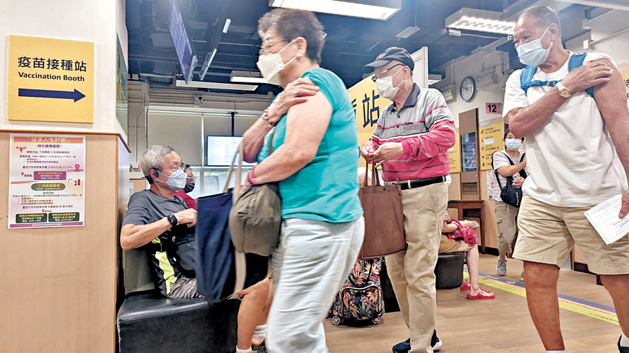 ●林文健表示，本港今輪疫苗接種率創新高，雖然接種時間提早，但相信保護力可維持至冬季流感季節結束。圖為市民接種季節性流感疫苗。 資料圖片