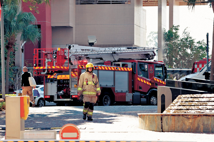 ●火警撲熄後，消防員在現場調查火警起因。香港文匯報記者劉友光  攝