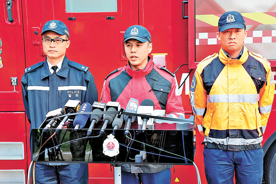 ●消防及警方交代火警詳情。 香港文匯報記者劉友光  攝