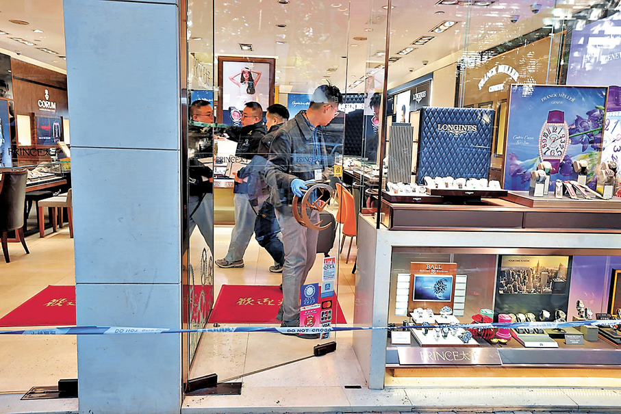 ●探員進入案發錶行內調查和蒐證。香港文匯報記者劉友光  攝