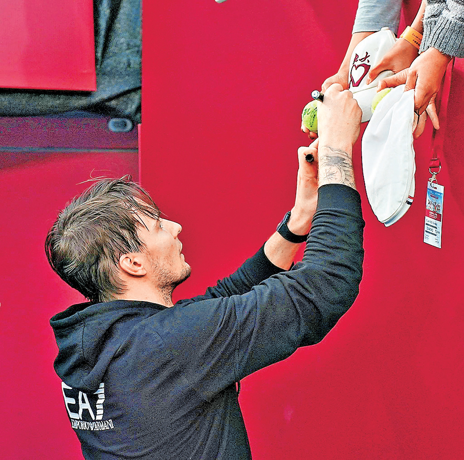 ●布力克賽後為球迷簽名留念。