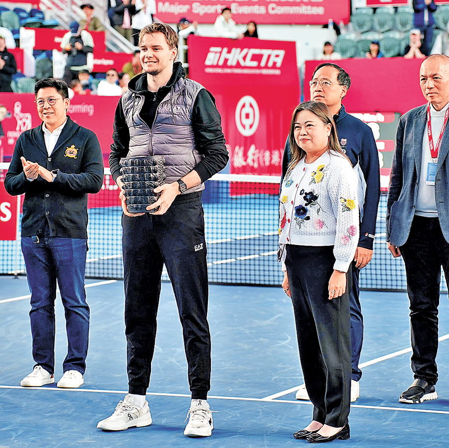 ●布力克從文化體育及旅遊局局長羅淑佩（前排右）手上接過獎盃。