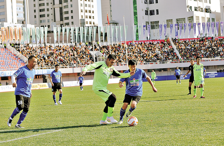 ●香港明星足球隊（綠衫）與昆明明星足球隊進行友誼賽。 五華區融媒體中心圖片