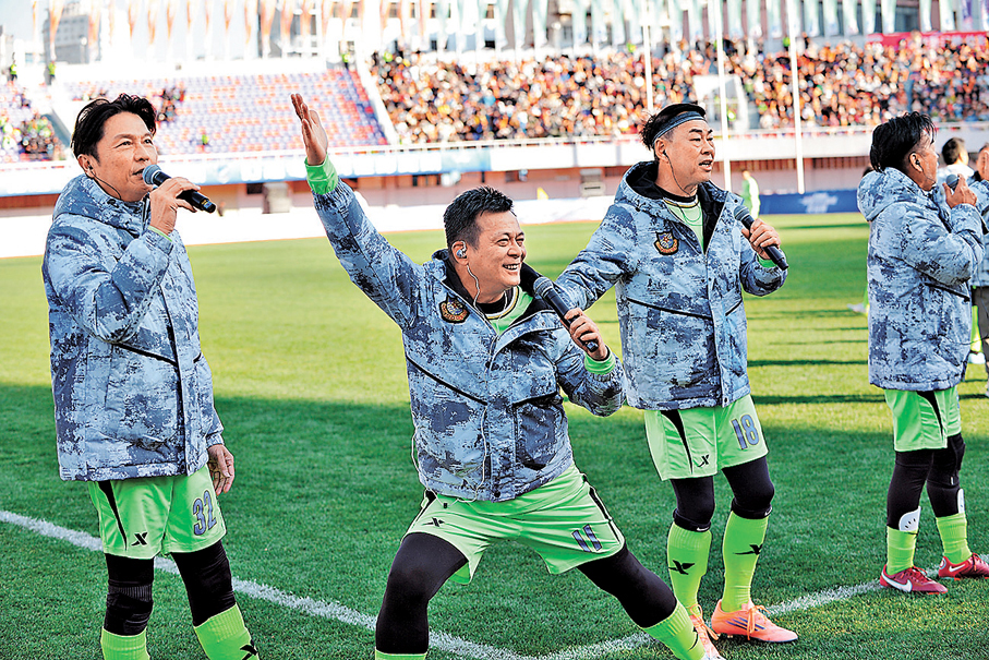 ●黃日華（左二）聯同香港藝人半場獻唱經典金曲。五華區融媒體中心圖片