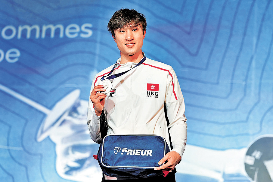 ●蔡俊彥展示世界盃巴黎站銀牌。劍總圖片